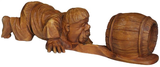 Мужик и поросенок, деревянная скульптура. Резьба по дереву. Vip сувениры.