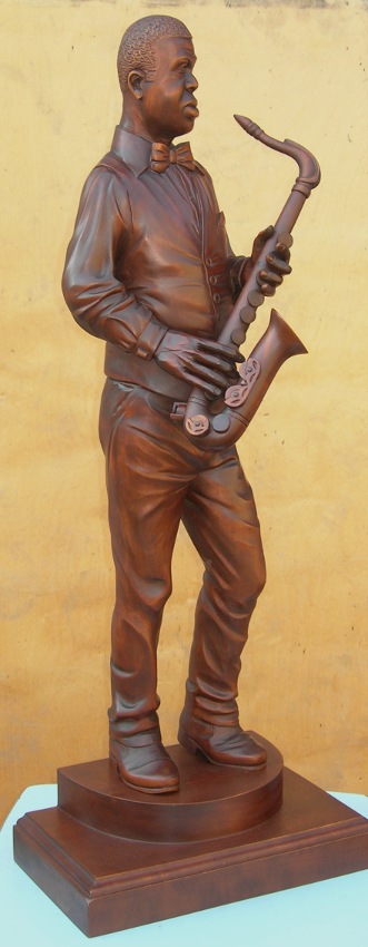 Саксофонист, вид 3, деревянная скульптура. Резьба по дереву. Vip сувениры.