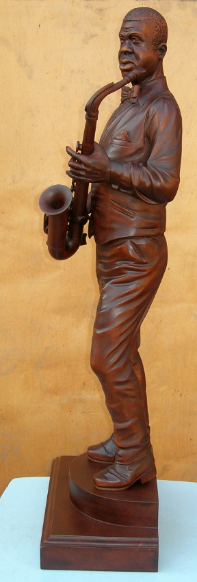 Саксофонист, вид 6, деревянная скульптура. Резьба по дереву. Vip сувениры.