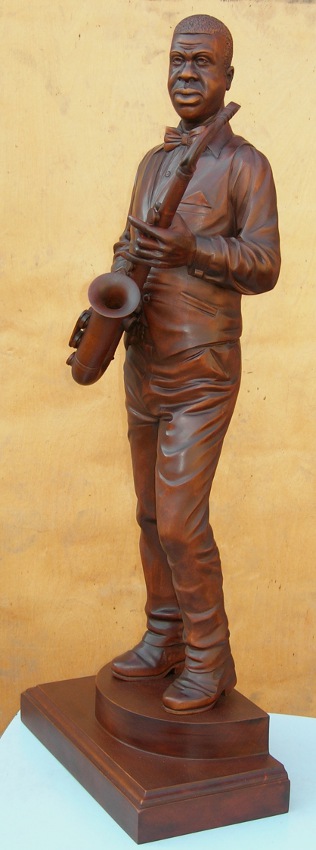 Саксофонист, вид 7, деревянная скульптура. Резьба по дереву. Vip сувениры.