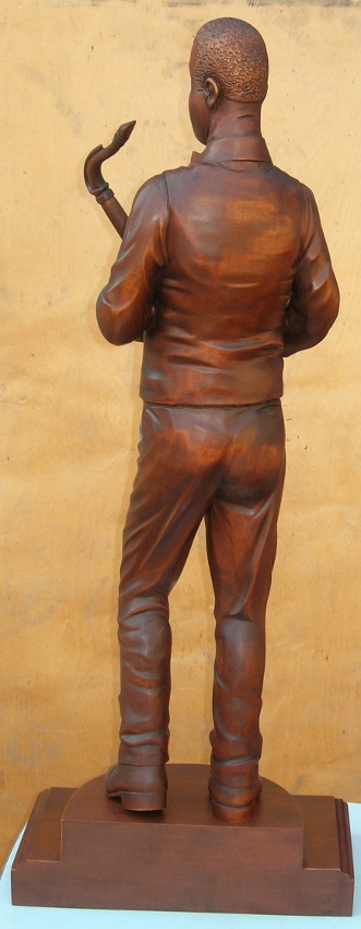Саксофонист, вид 4, деревянная скульптура. Резьба по дереву. Vip сувениры.